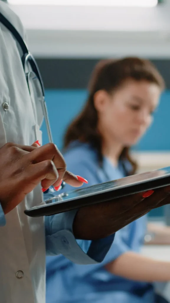 Doctor con tablet en Medical Progress